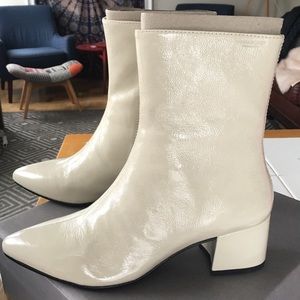 BRAND NEW w/ box and tags SIZE 8 WHITE Vagabond